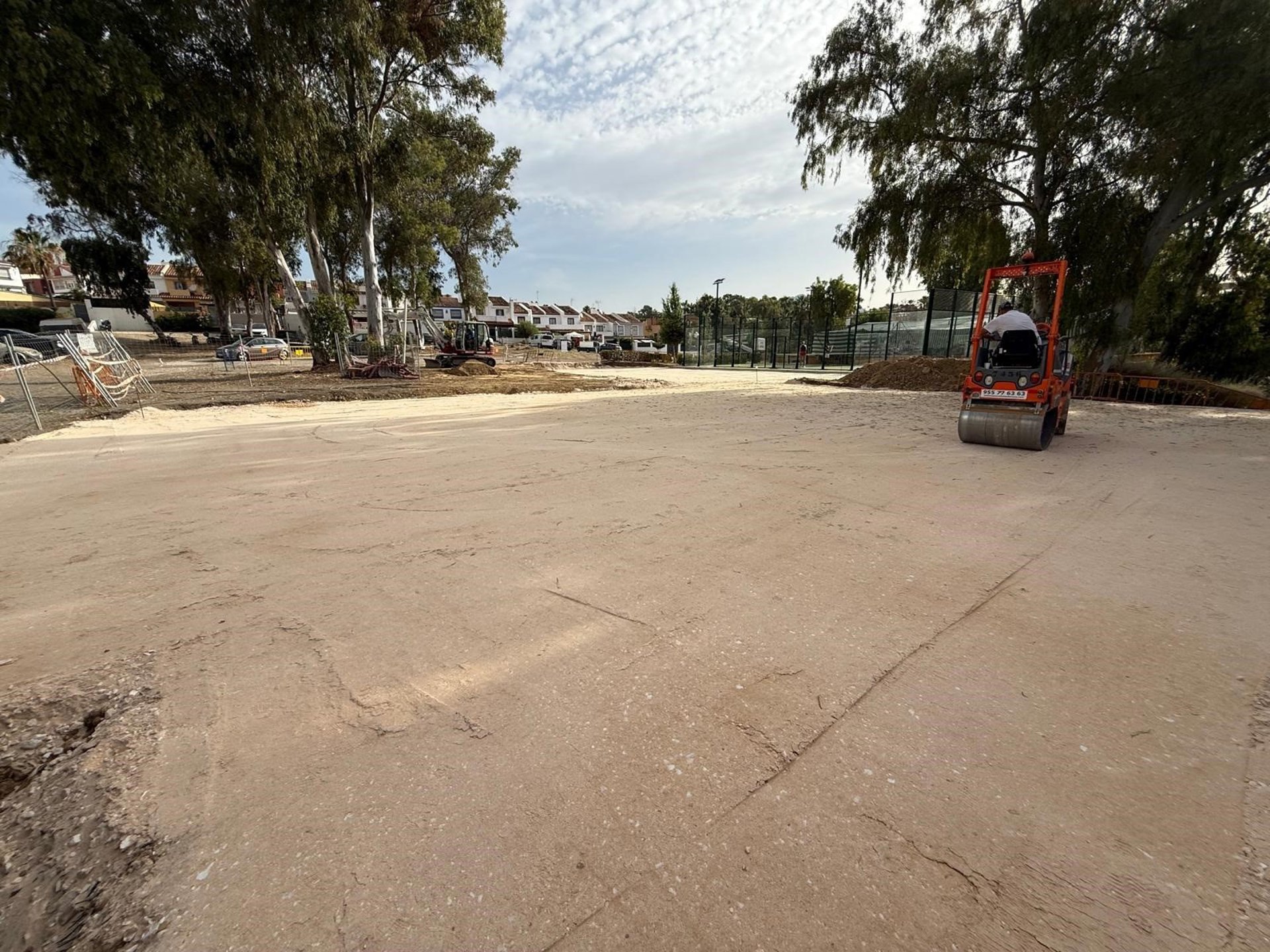 Estepona avanza en las obras de construcción de dos nuevas pistas de pádel gratuitas en el extrarradio