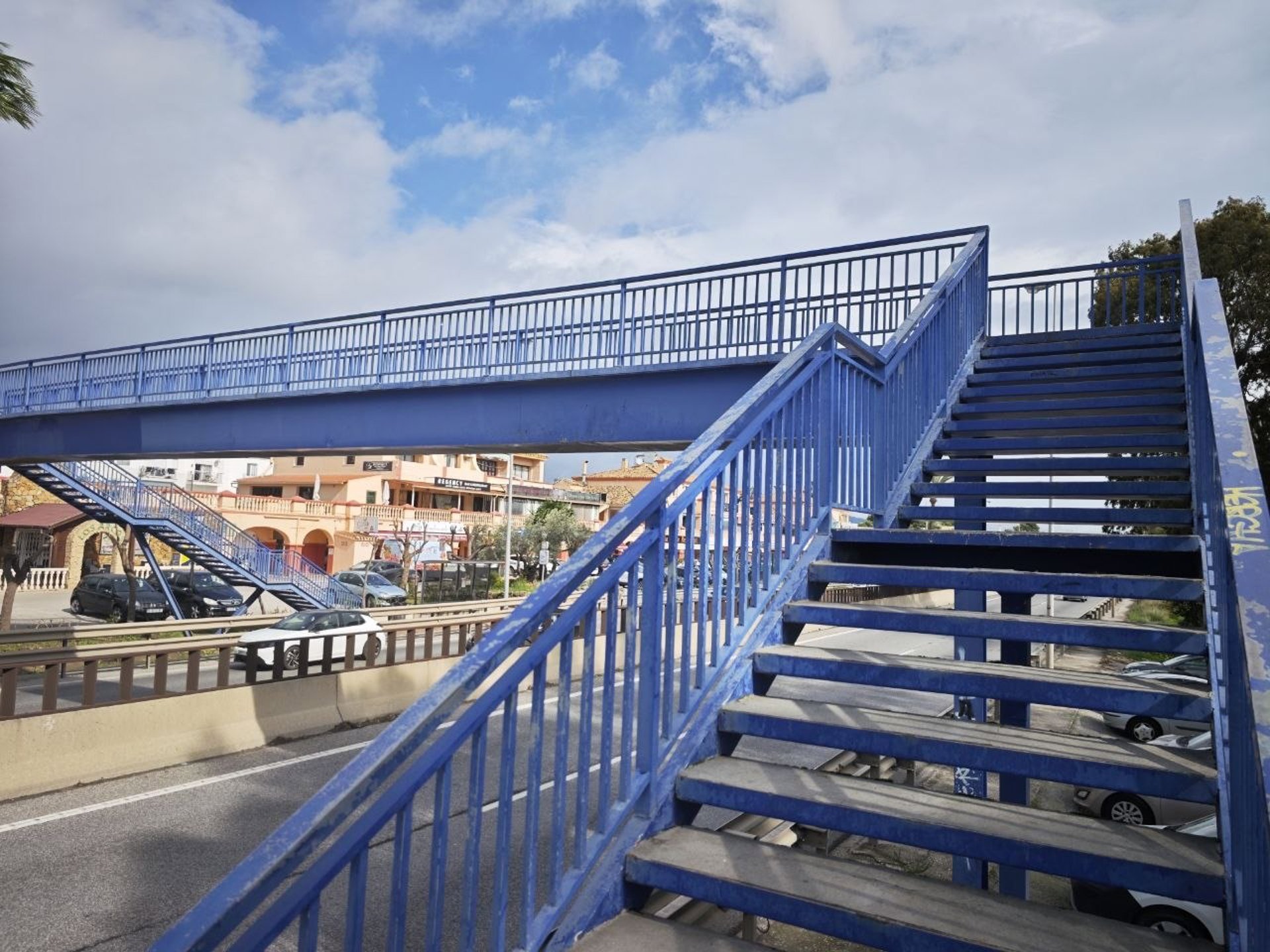Estepona obtiene la autorización para hacer más accesible el paso peatonal que conecta El Paraíso con Benamara