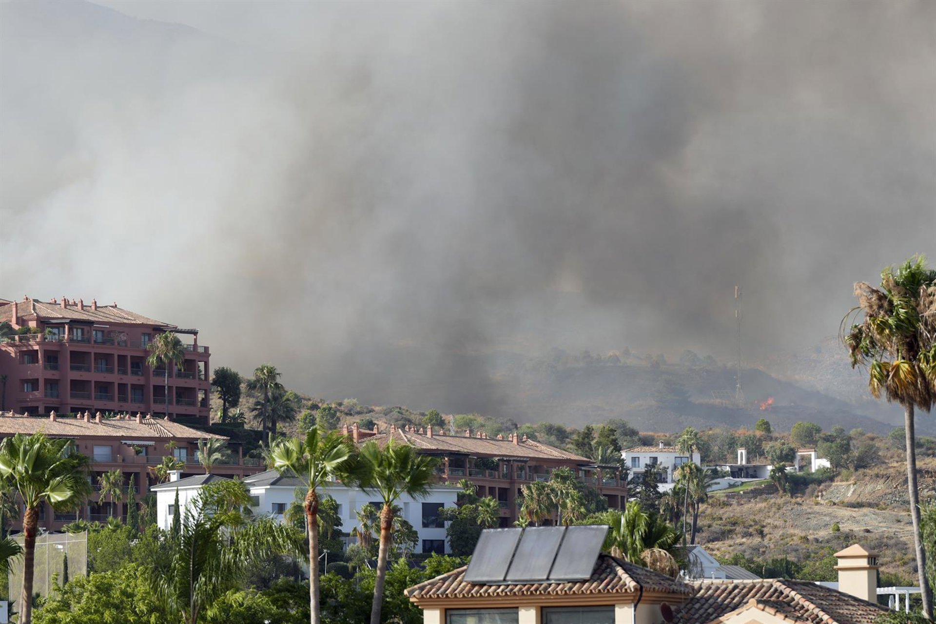 Extinguido el incendio en Benahavís que desalojó a más de 2.000 vecinos y ascendió a fase de emergencia