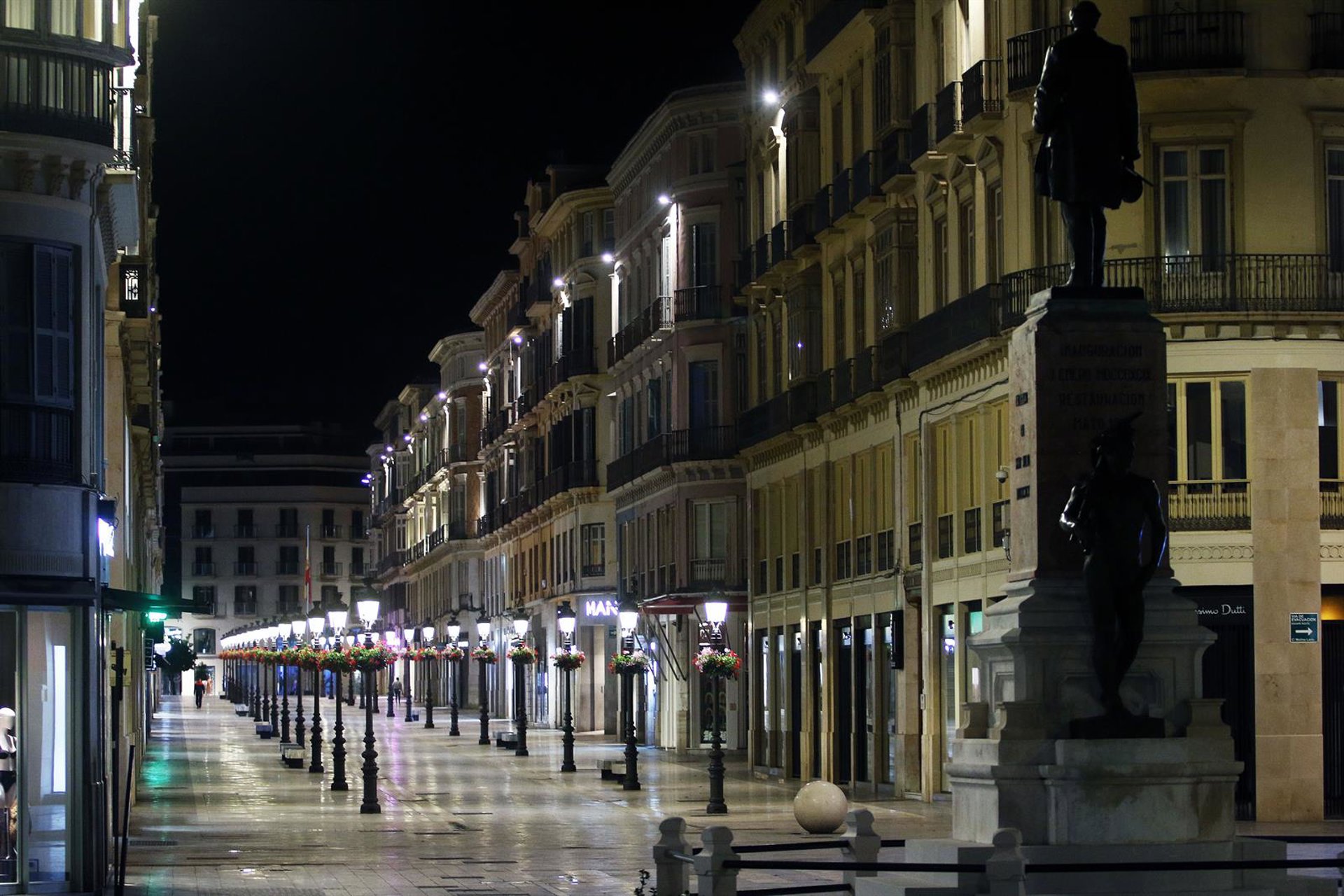 Investigan para identificar al autor que pintó de rojo la estatua de Marqués de Larios en Málaga