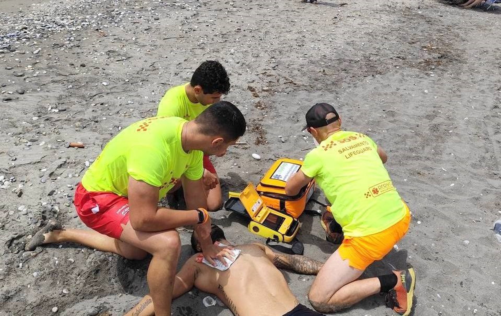 Las playas de Torrox ponen a prueba su dispositivo de seguridad con tres simulacros simultáneos de rescate