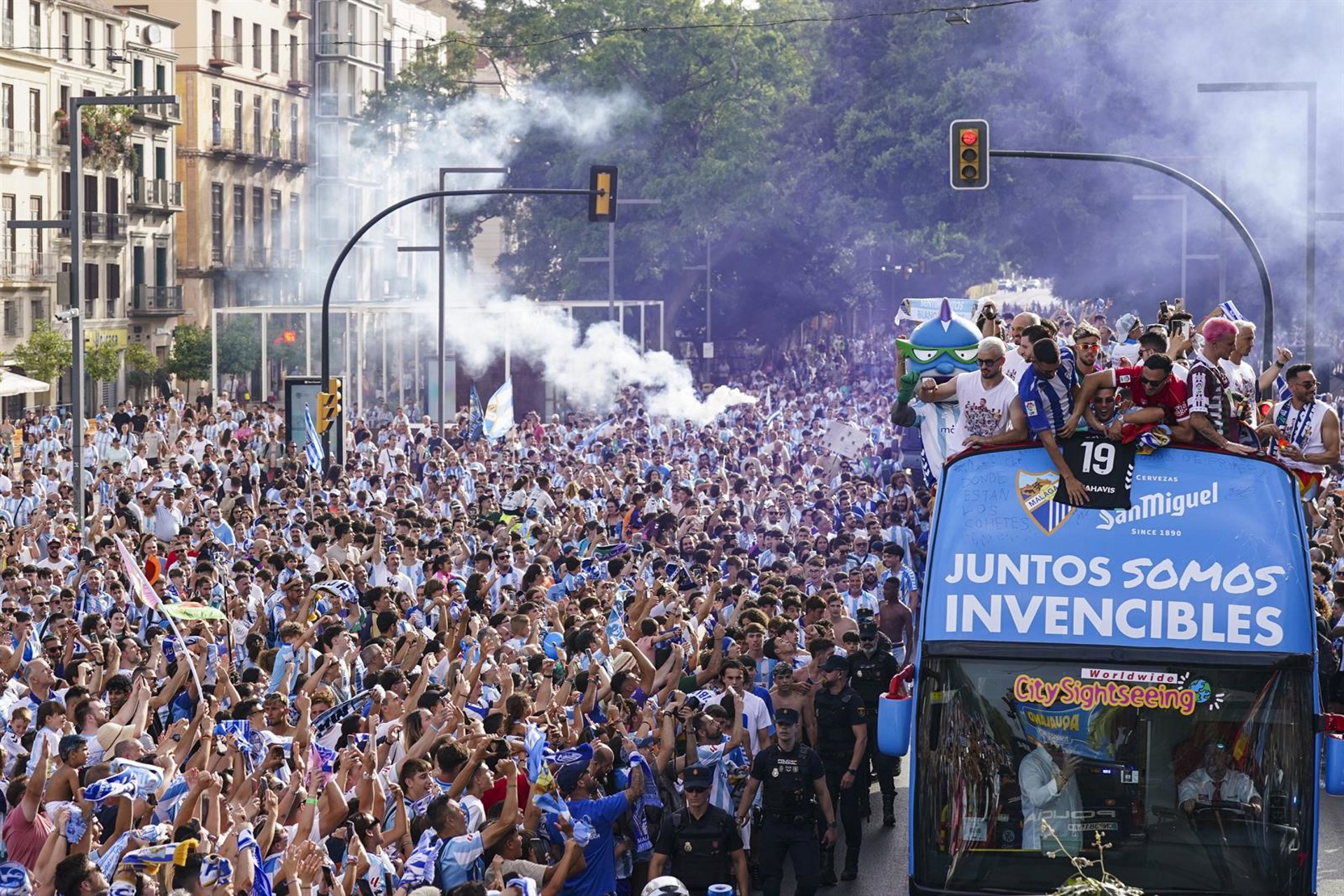 Los malagueños se vuelcan con su Málaga CF de Primera: "Los sueños se cumplen"