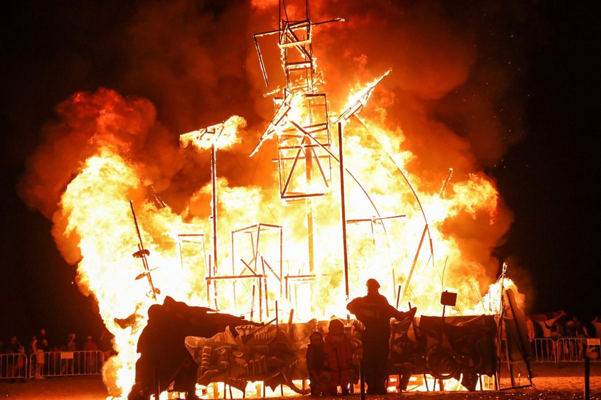 Música, fuegos artificiales y la hoguera con el tradicional 'júa' centran San Juan en la ciudad de Málaga