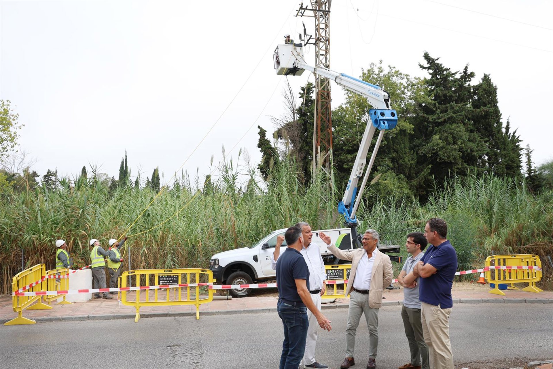 Marbella elimina siete torres de media tensión en la zona de Golden Beach