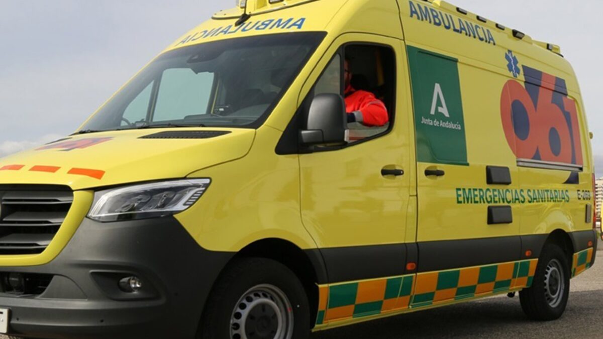Muere un hombre al caer la moto en la que circulaba en una acequia en Antequera