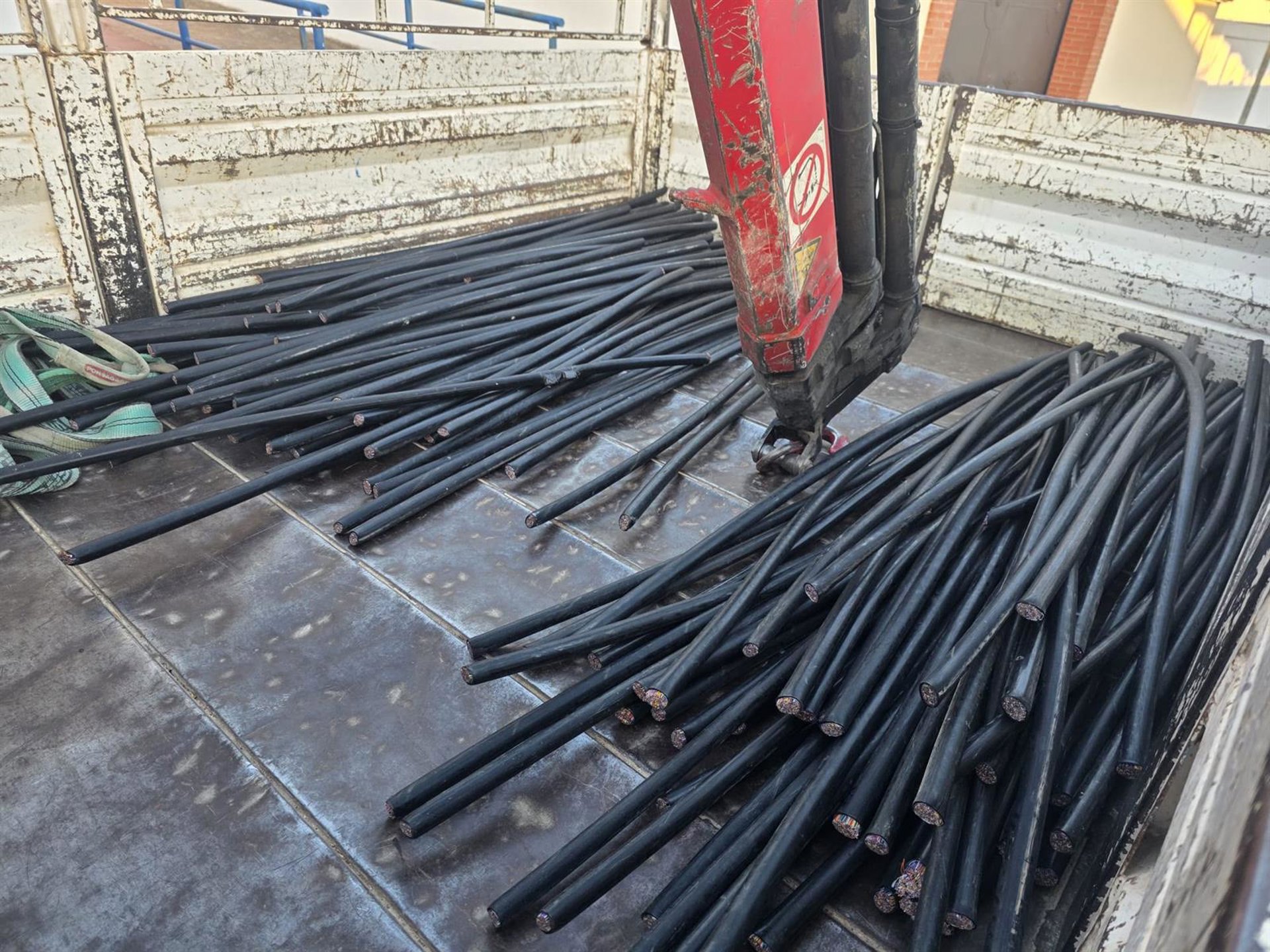 Tres detenidos en Alhaurín de la Torre por robar cableado del tendido telefónico
