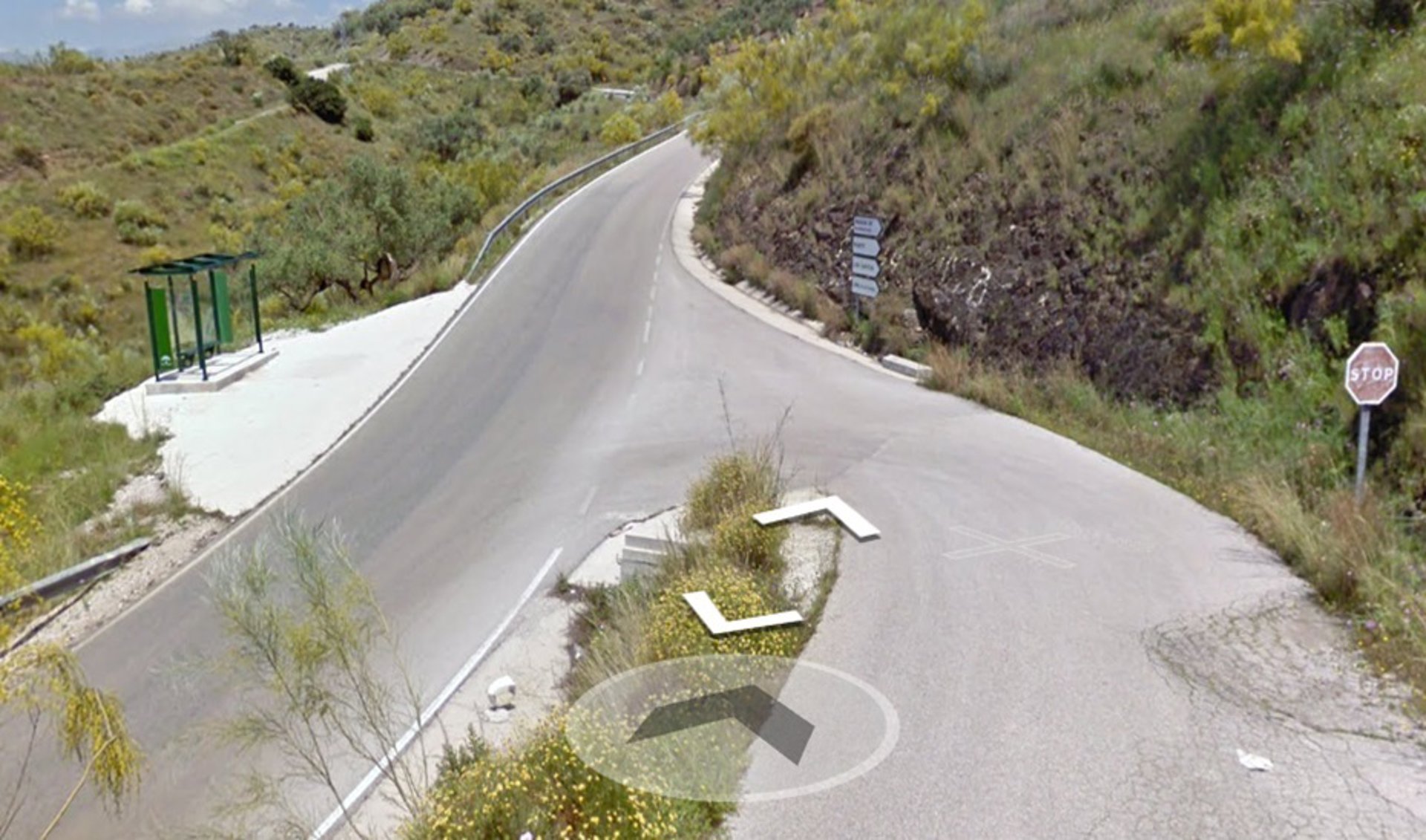 Un fallecido tras la salida de vía y vuelco de un turismo en Canillas de Aceituno