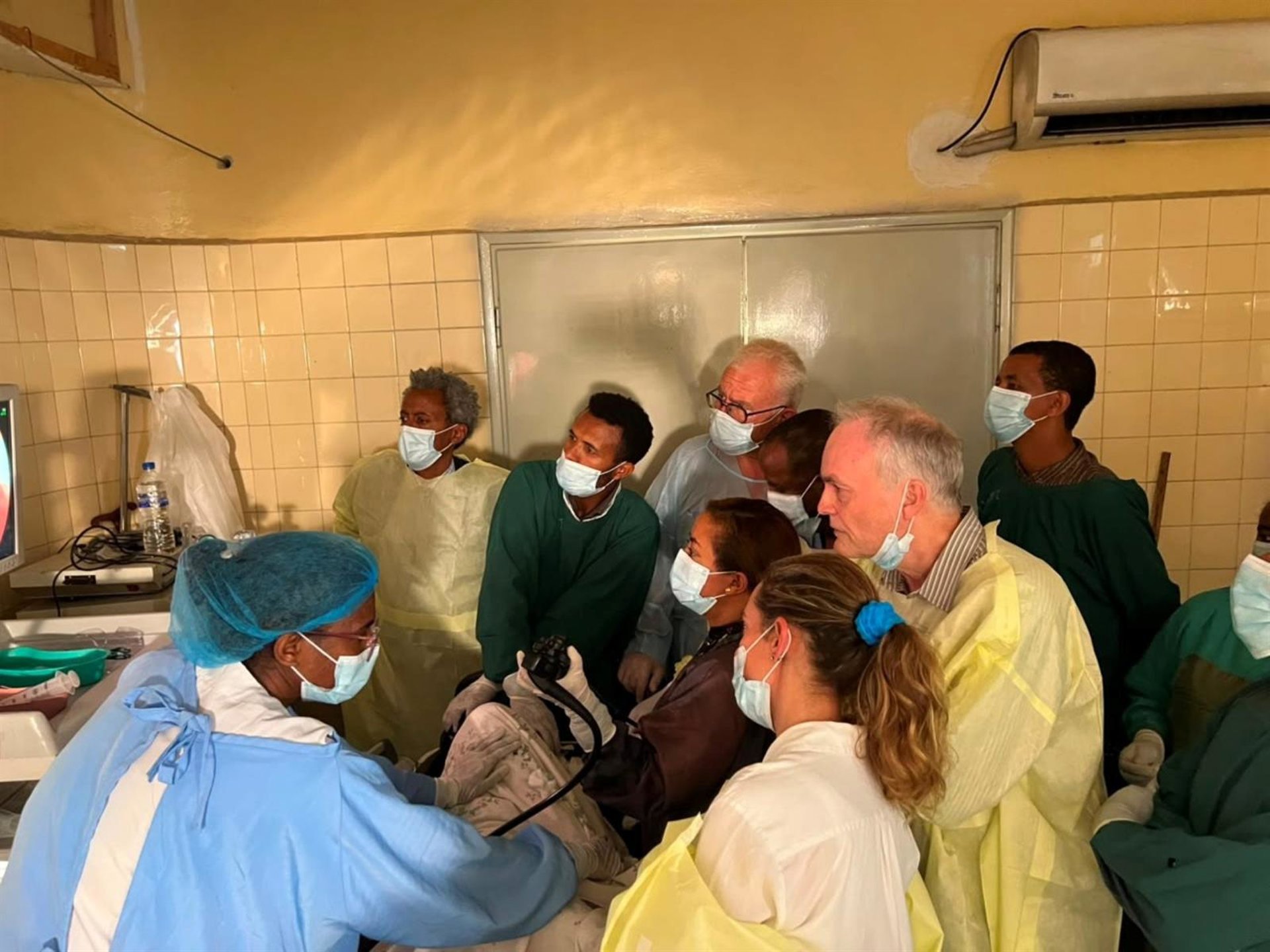 Una especialista del Hospital Vithas Xanit participa en un programa de formación a jóvenes médicos en Etiopía