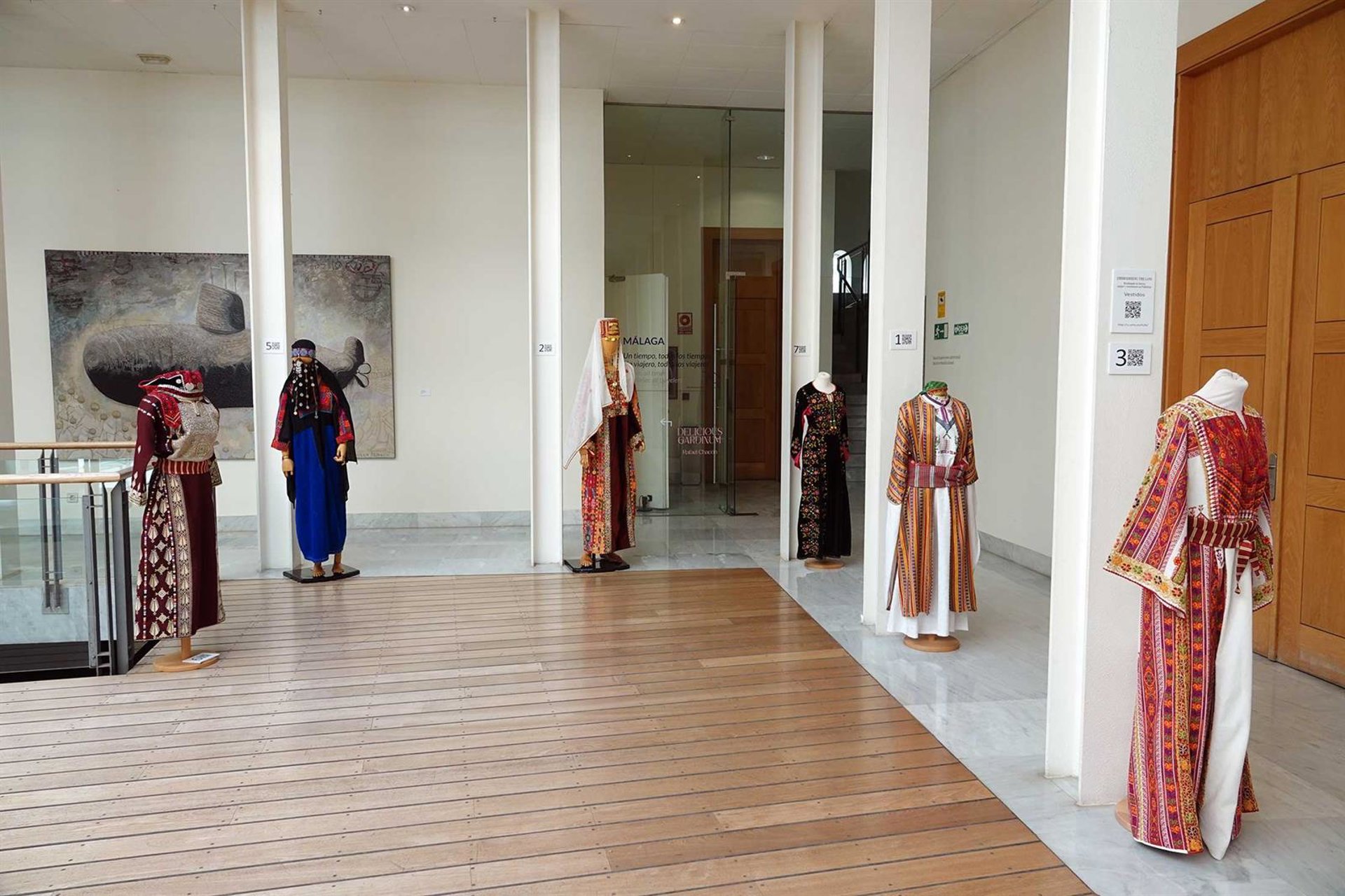 Una exposición reúne en el Rectorado una colección de trajes tradicionales palestinos