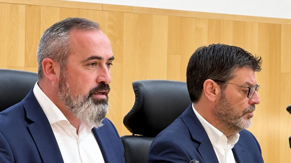 Vox lleva a la Diputación los cierres de playas por contaminación bacteriana y reclama reforzar el saneamiento