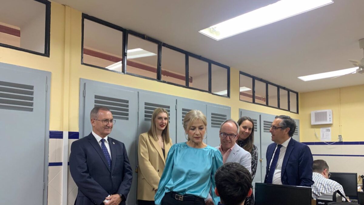 Del Pozo se reúne en Antequera con alumnado y empresas del nuevo ciclo de Logística y Transporte