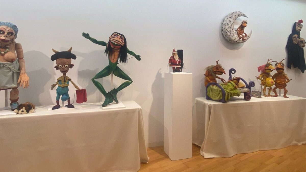 La Diputación recorre en una exposición los 35 años de la compañía teatral malagueña 'El espejo negro'