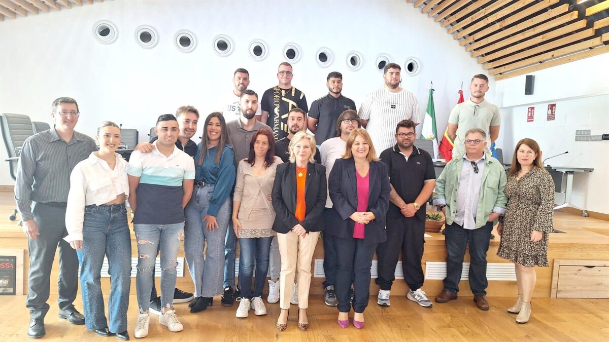 La delegada de Empleo y la alcaldesa de Algarrobo mantienen un encuentro con participantes de 'Matilde Ucelay'