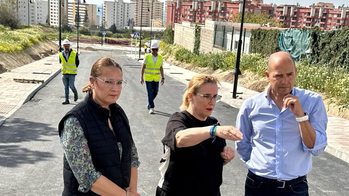 Recta final de las obras del acceso al centro de salud de Los Pacos en Fuengirola por calle Los Vecinos