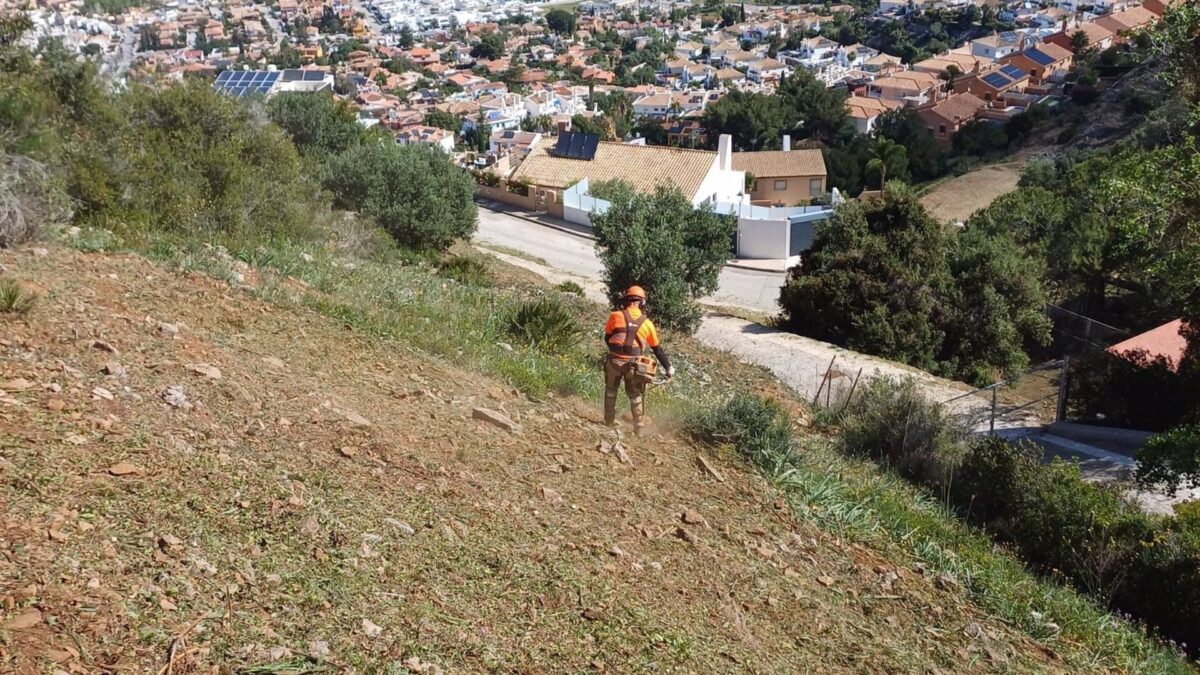 Alhaurín de la Torre pone en marcha una campaña de desbroce y limpieza para prevenir incendios