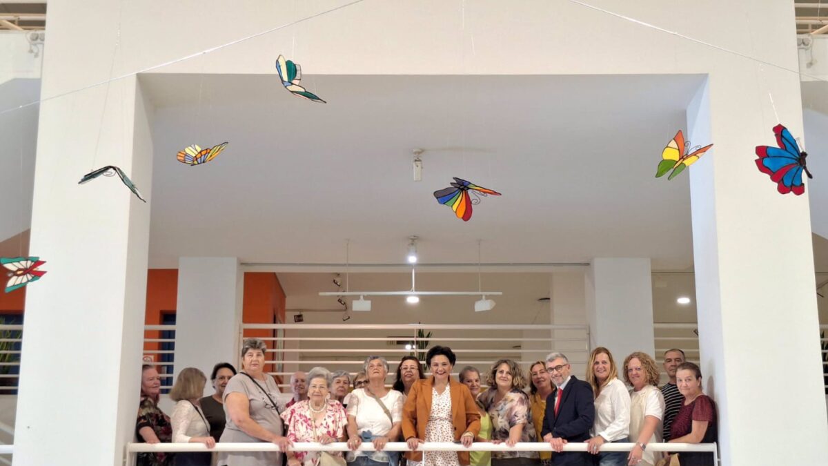 Ayuntamiento de Torremolinos muestra obras del alumnado del Taller de Tiffany en 'Rainbow Butterflies'