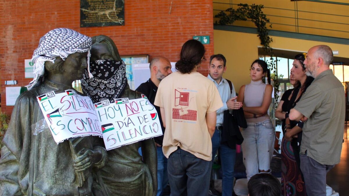Con Málaga respalda la acampada en la Universidad y pide al alcalde que el Ayuntamiento "condene el genocidio"