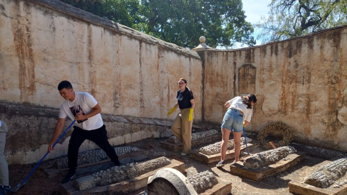 Estudiantes de la UMA contribuyen al cuidado patrimonial del Cementerio Inglés