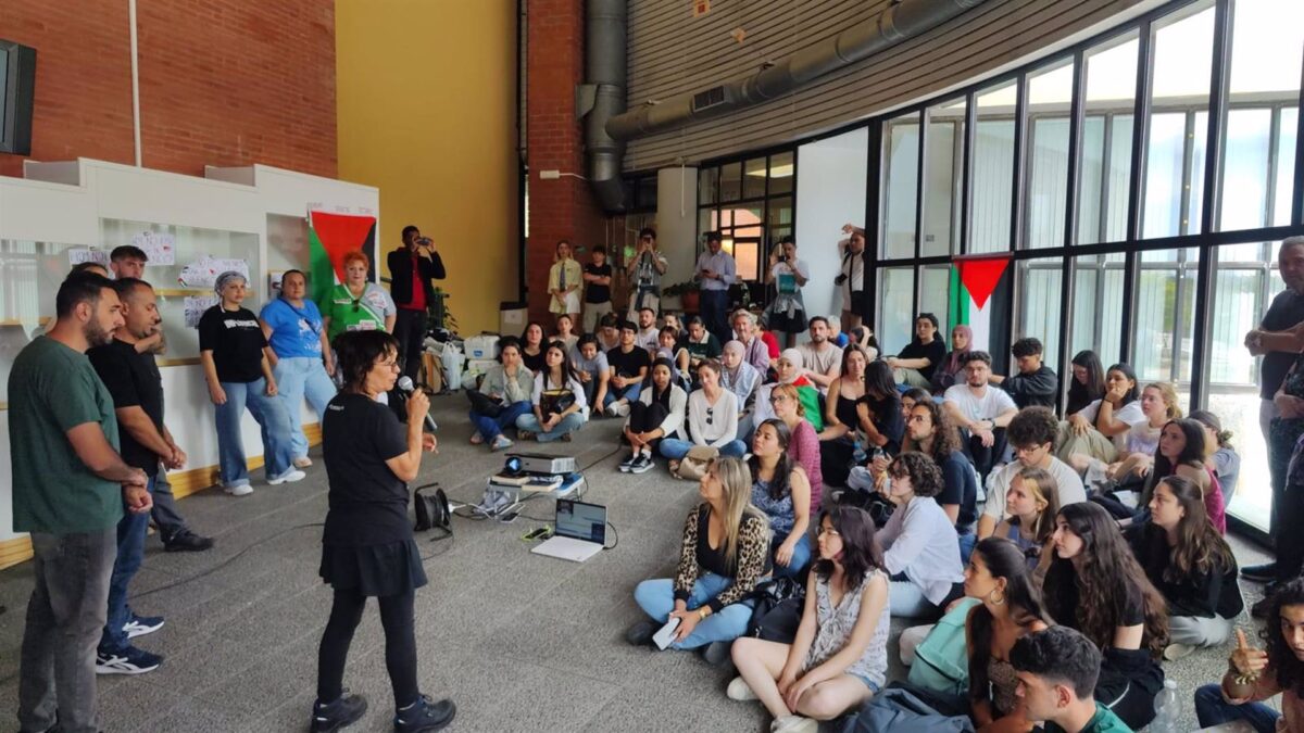 Estudiantes mantienen un encierro en la biblioteca general de la UMA "en solidaridad con el pueblo palestino"