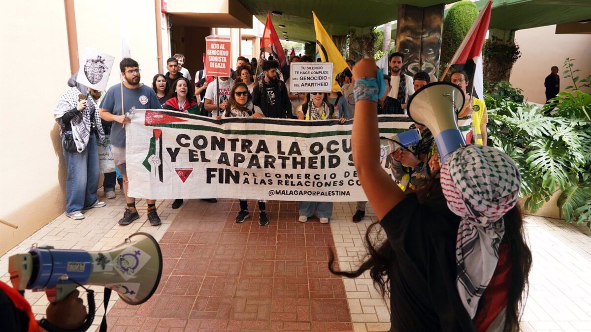Estudiantes protestan en Málaga por "el fin del genocidio": "Todos somos Palestina"