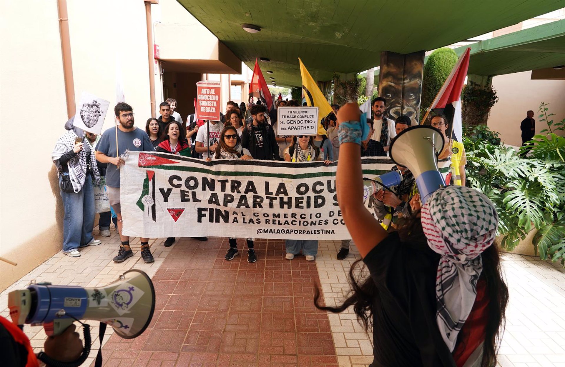 Estudiantes protestan en Málaga por "el fin del genocidio": "Todos somos Palestina"