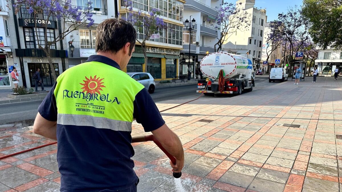 Fuengirola retoma los baldeos diarios en espacios públicos con agua no potable y frecuencia quincenal