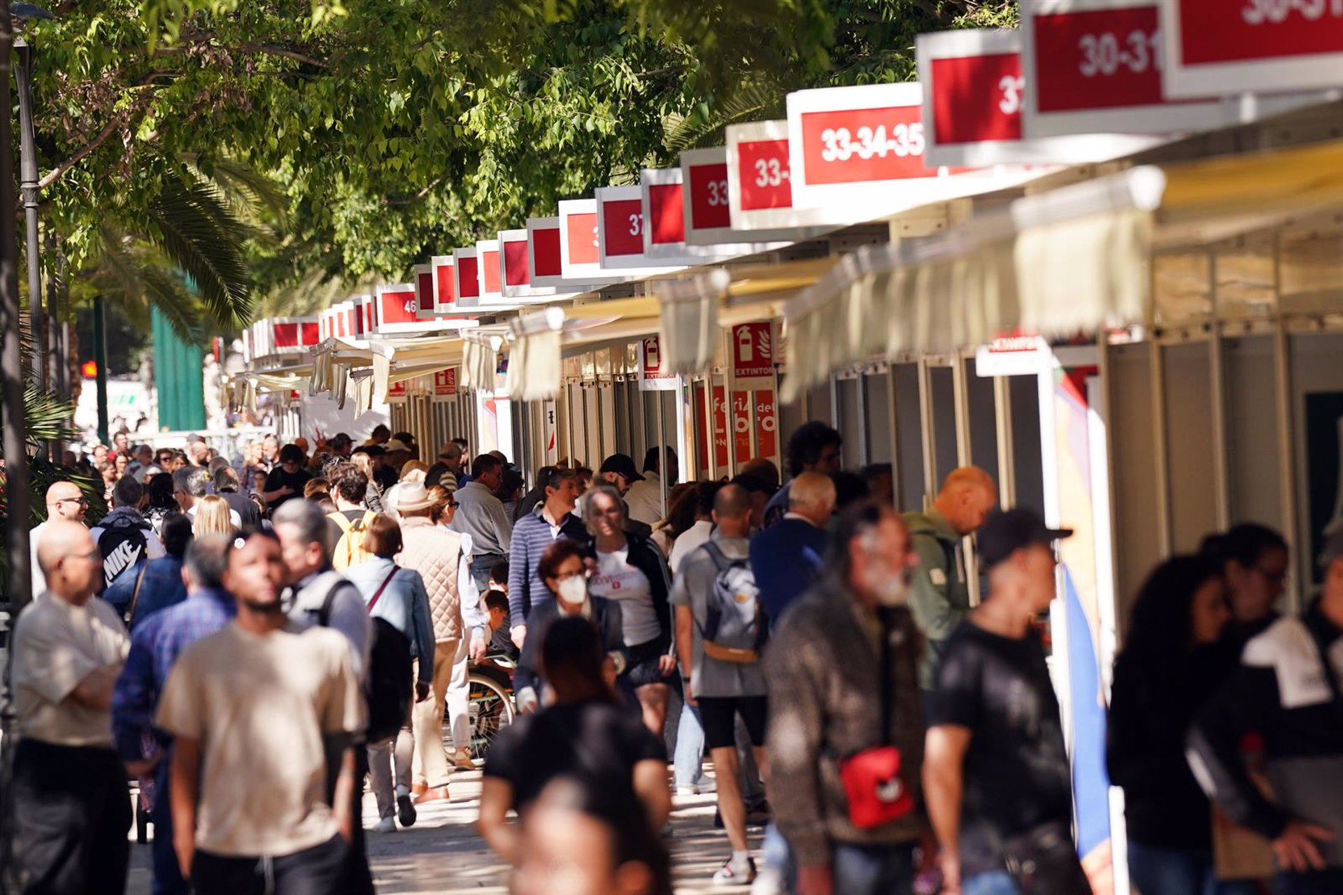 La vuelta al Paseo del Parque afianza "la buena salud" de la Feria del Libro de Málaga