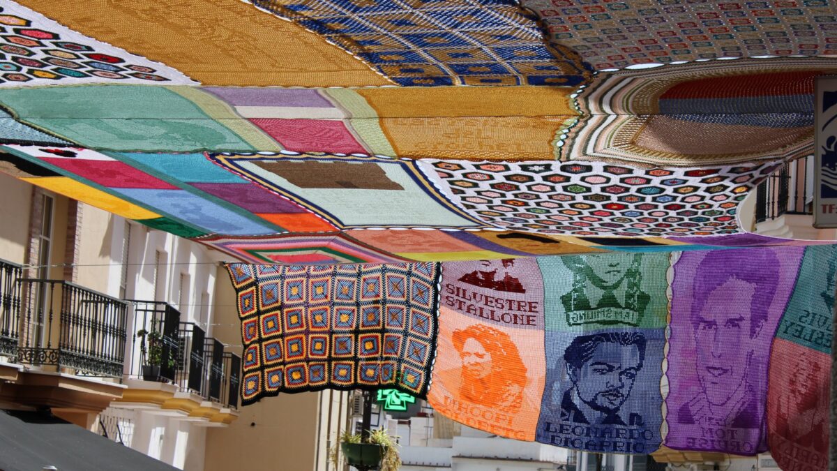 Un toldo de crochet gigante en Alhaurín de la Torre incluye a reconocidos actores y actrices de cine