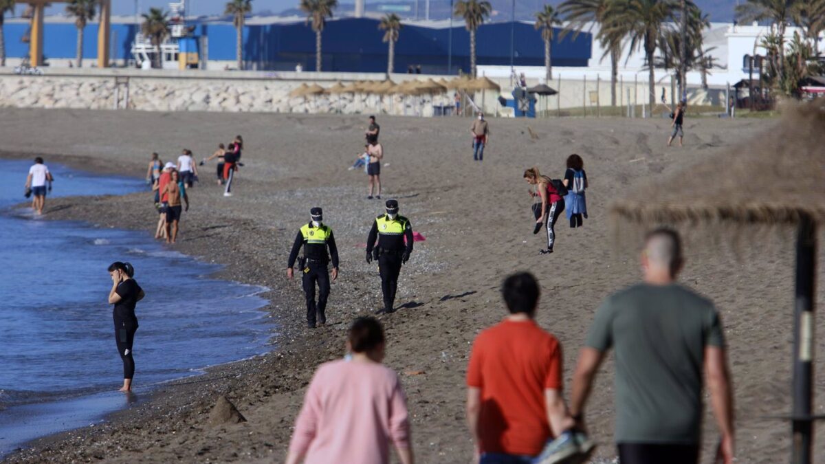 Denunciadas cinco personas por venta no autorizada de mojitos en la playa de Málaga