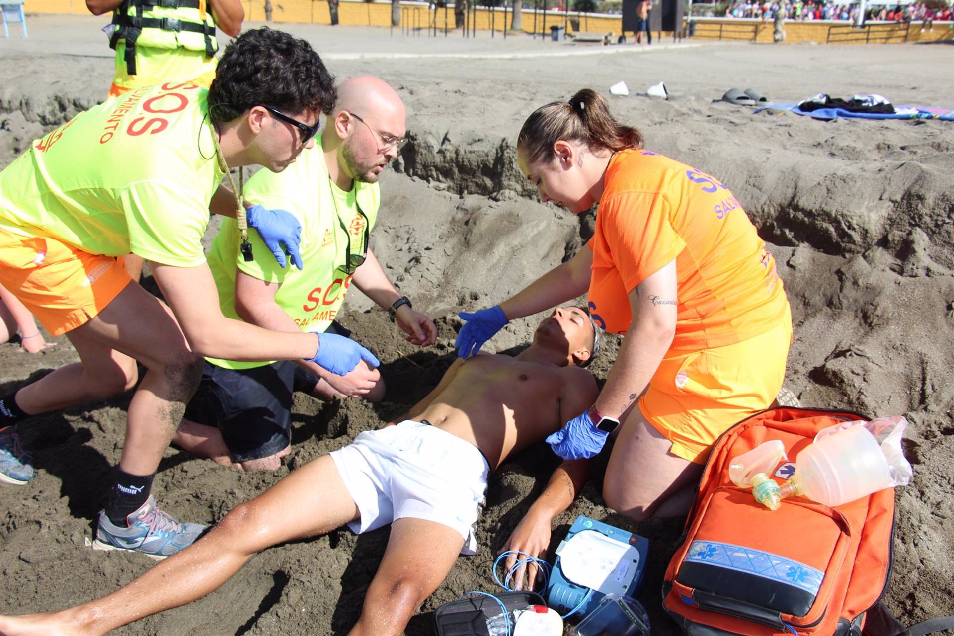 El Ayuntamiento de Rincón de la Victoria realiza un simulacro de socorrismo y salvamento en la playa