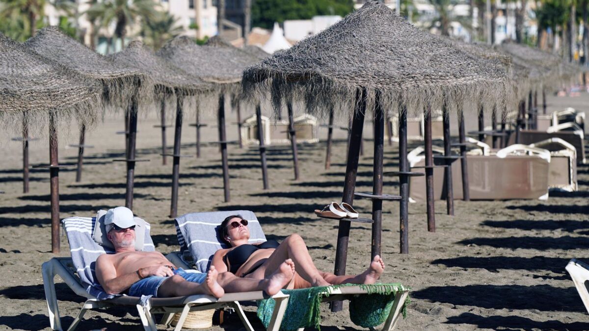El Ayuntamiento licita la explotación de 50 parcelas para el servicio de hamacas en las 15 playas de la ciudad