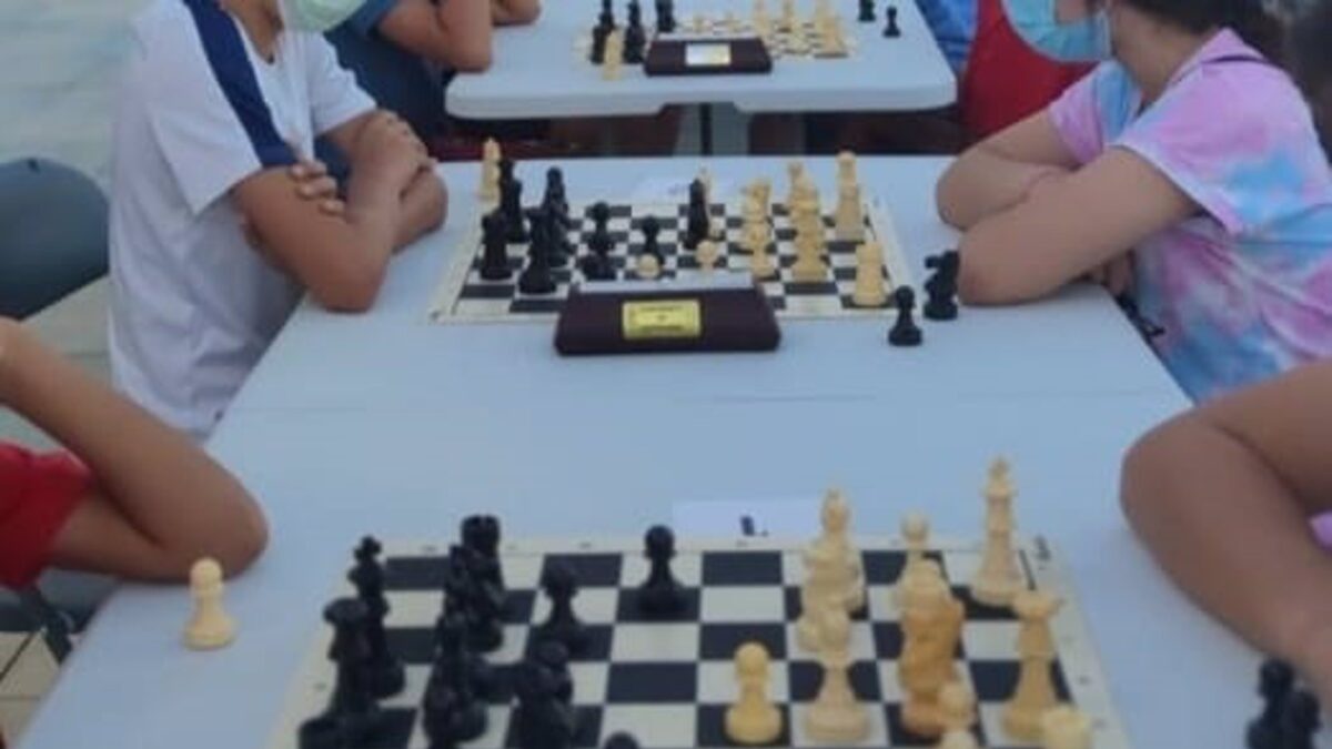 Estepona organiza partidas de ajedrez en los tableros del Paseo Marítimo todo el verano