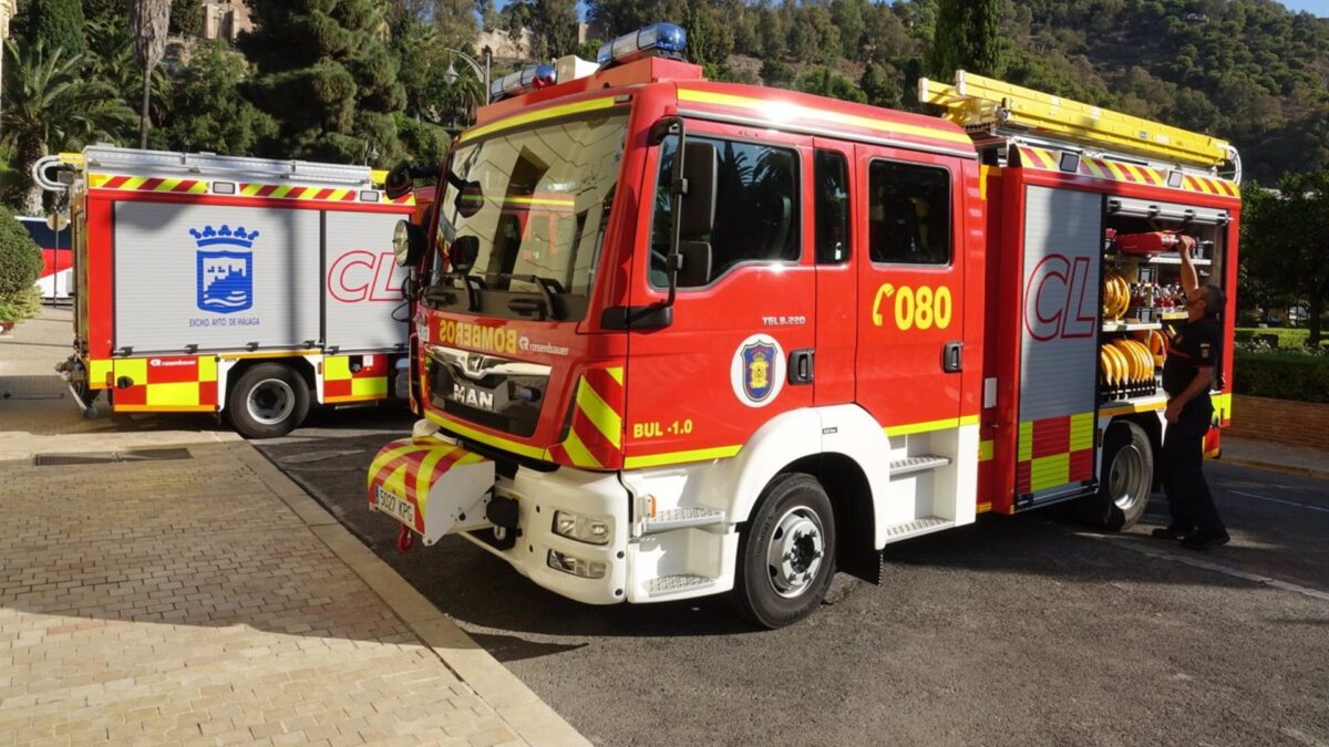 Evacuado al hospital un hombre por un incendio en una vivienda en Málaga capital