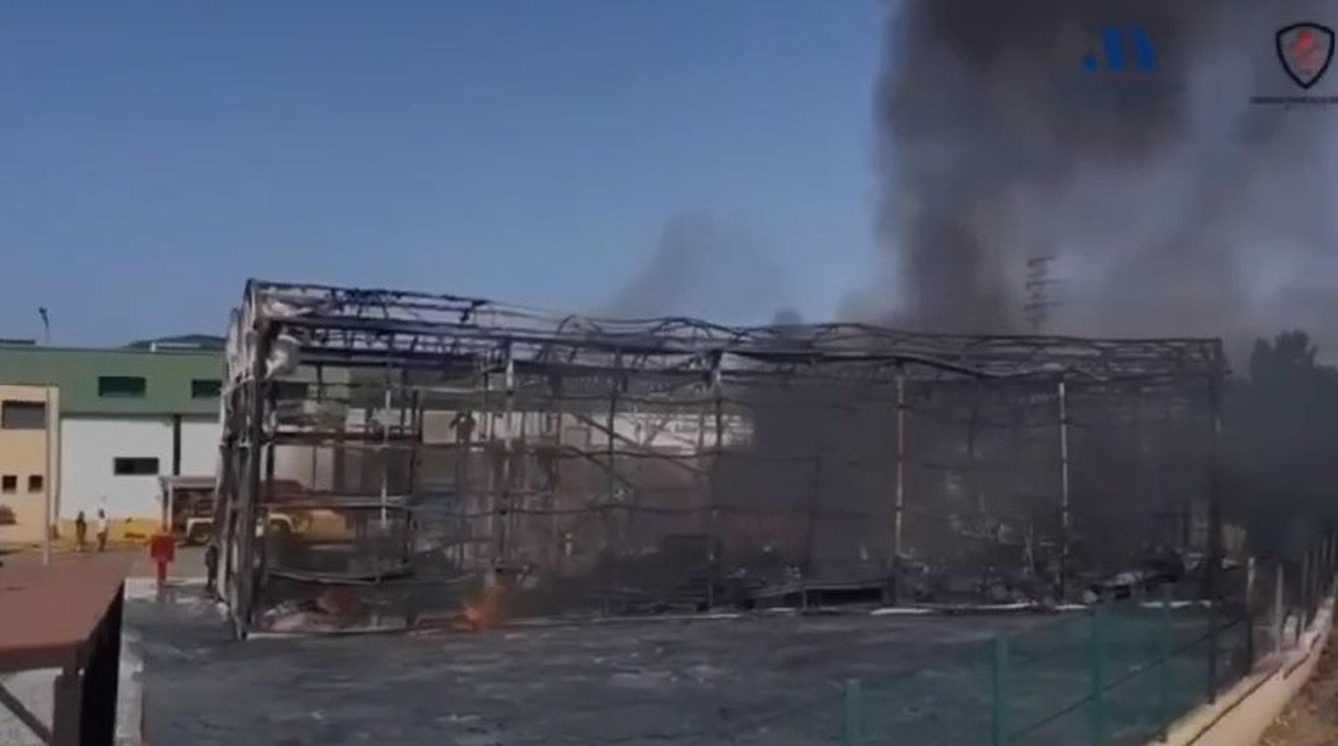 Arde en su totalidad una nave industrial en Vélez-Málaga