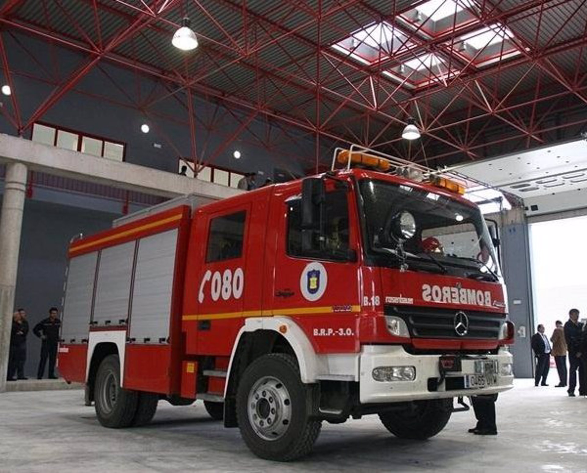 Dos personas intoxicadas por humo en un incendio en una vivienda en la capital