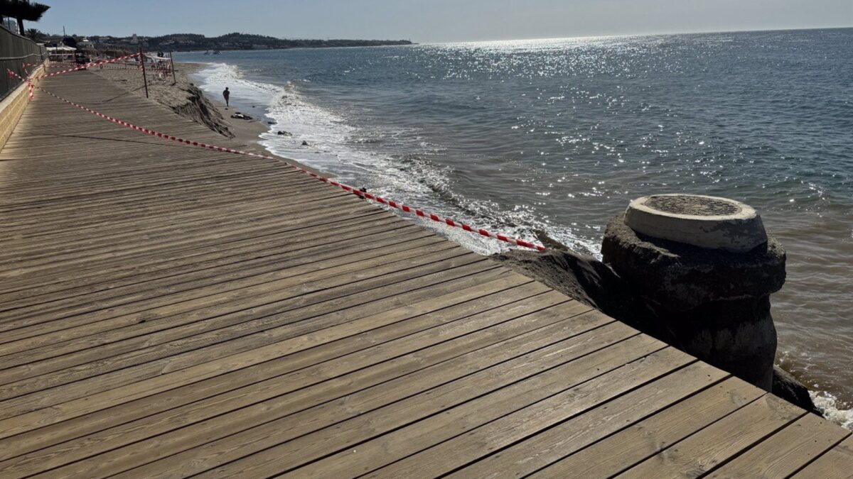 El Ayuntamiento de Mijas corta la Senda Litoral a su paso por la playa de El Bombo por motivos de seguridad