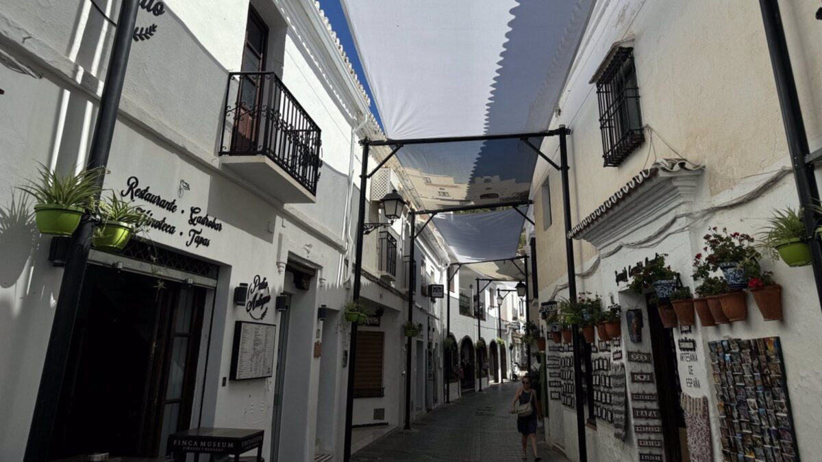 El Ayuntamiento de Mijas instala toldos en una treintena de espacios públicos