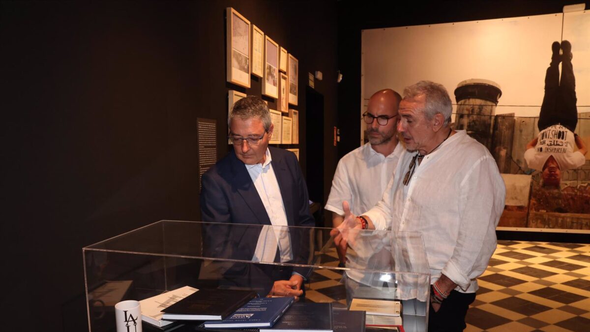 El artista isidro López-Aparicio se encuentra con antiguos residentes de la Casa de Misericordia en La Térmica