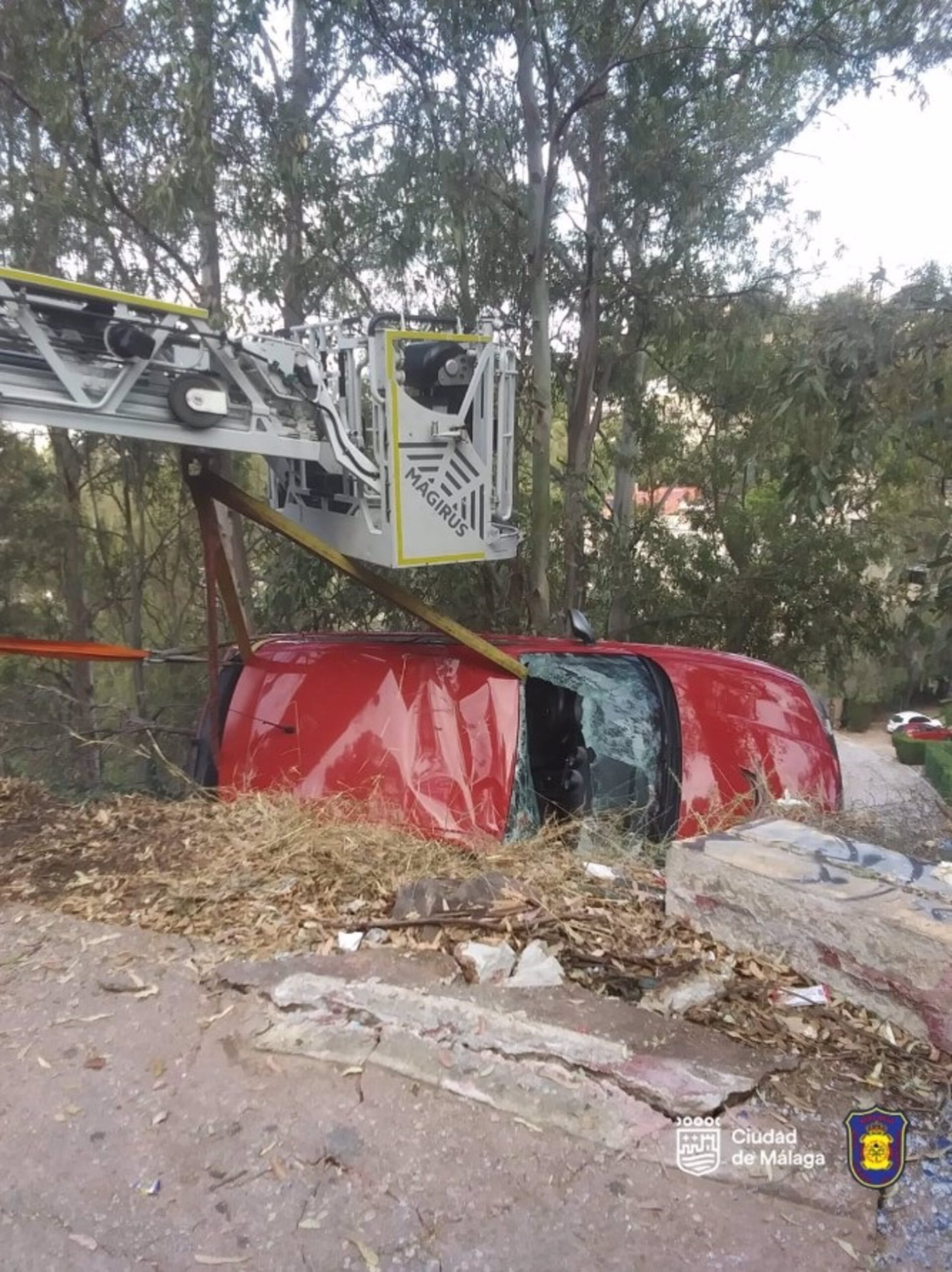 Herido el conductor de un vehículo tras salirse de una curva y volcar en una zona de desnivel en Málaga