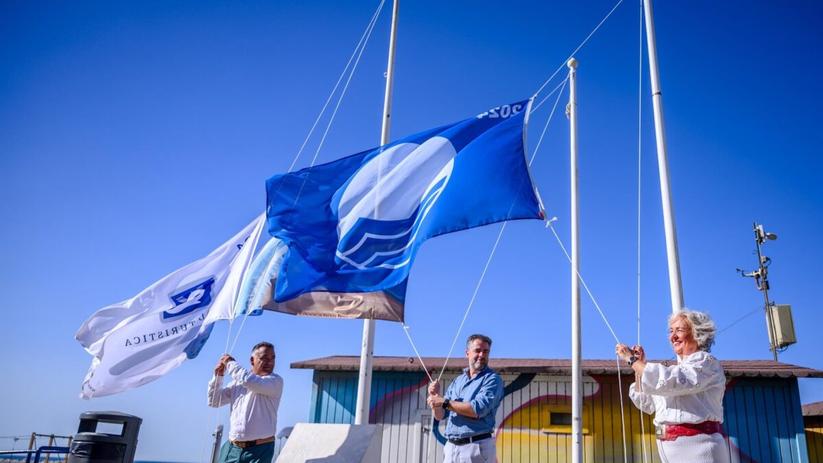 Las siete Banderas Azules de 2024 ondean en las playas de Málaga