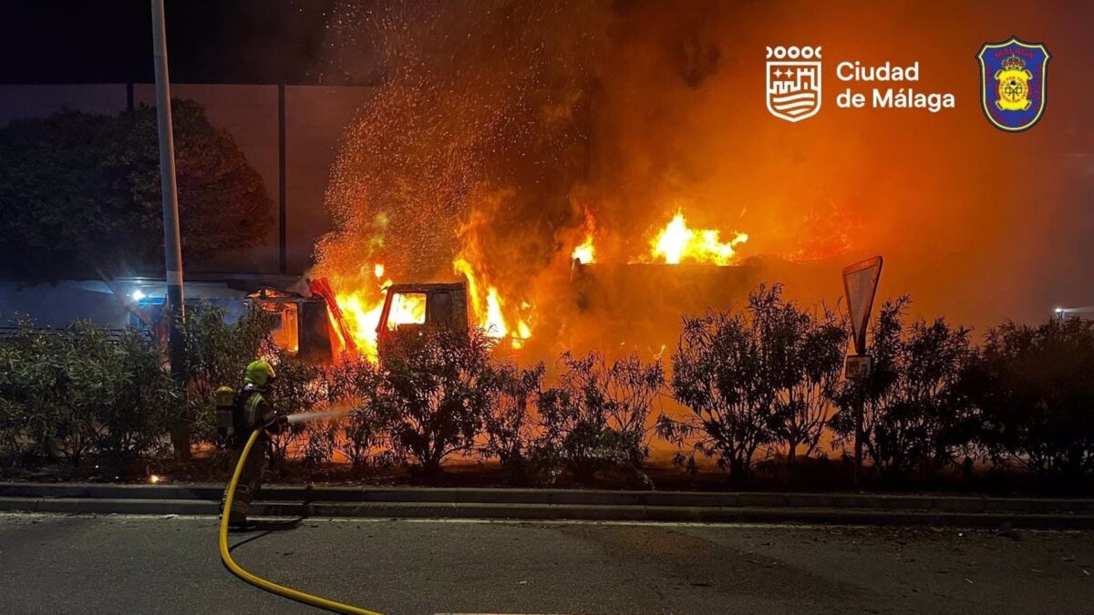Arde en su totalidad un camión en el parque empresarial Trévenez en Málaga capital