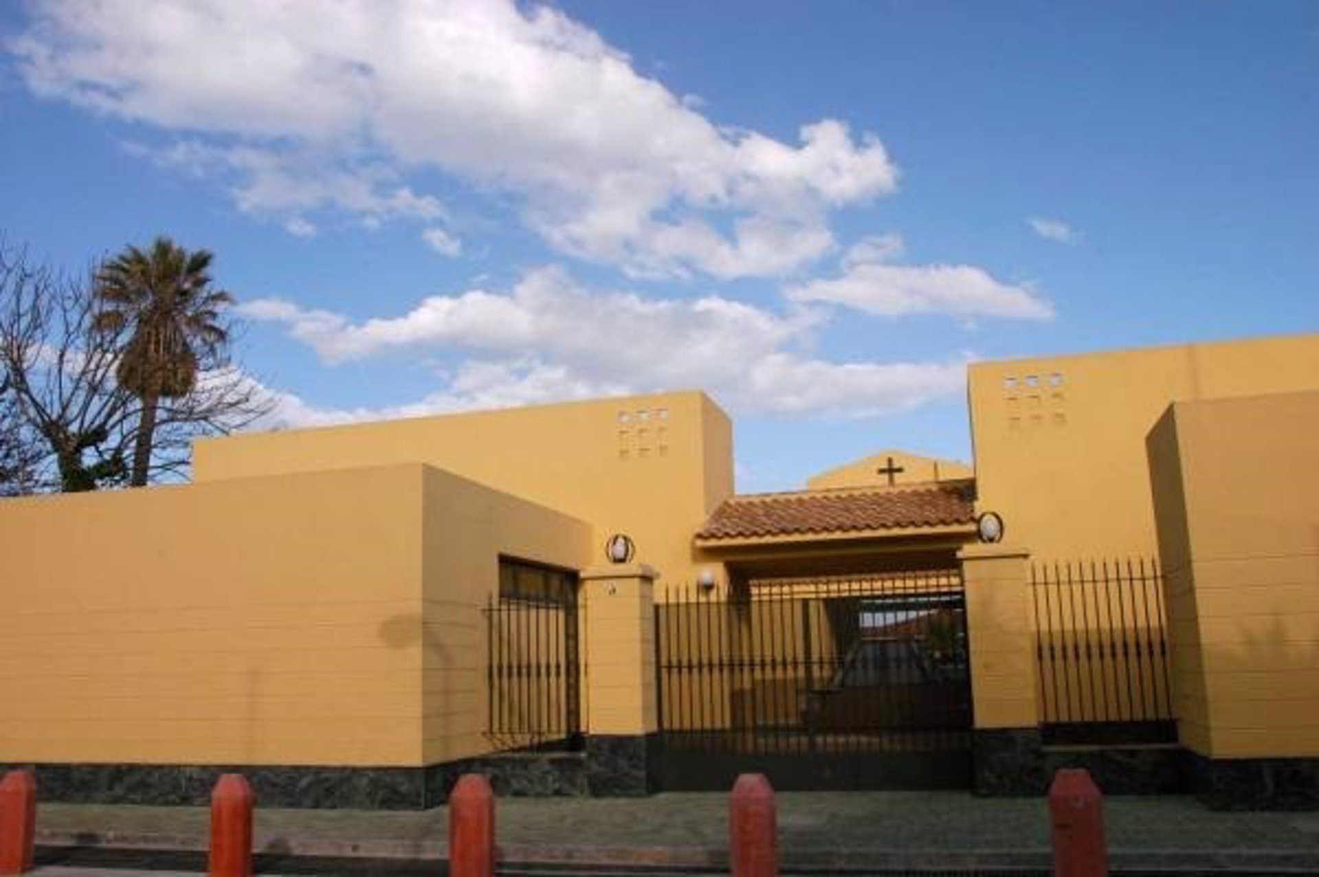 Cierran los nichos y el osario del cementerio de Torremolinos por un problema de hermetismo de un ataúd