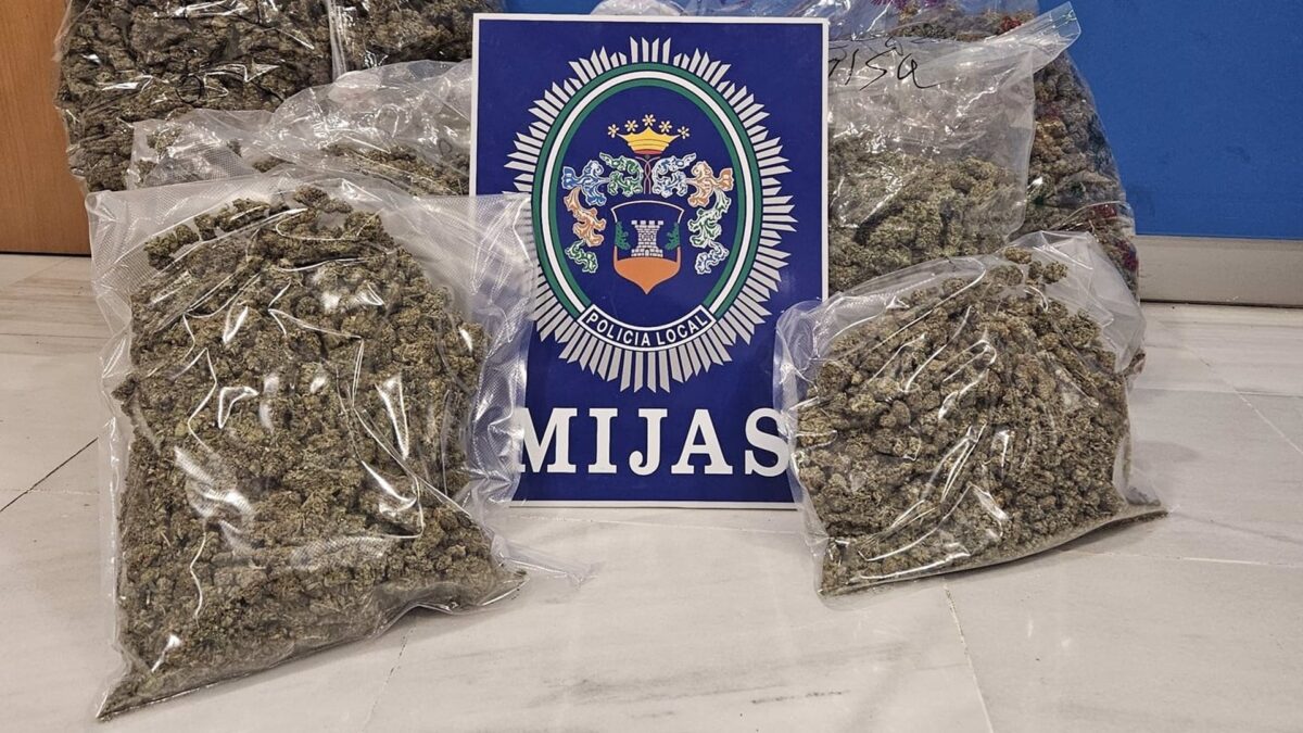 Detenido en Mijas Costa tras ser interceptado con más de 18 kilos de marihuana en un vehículo