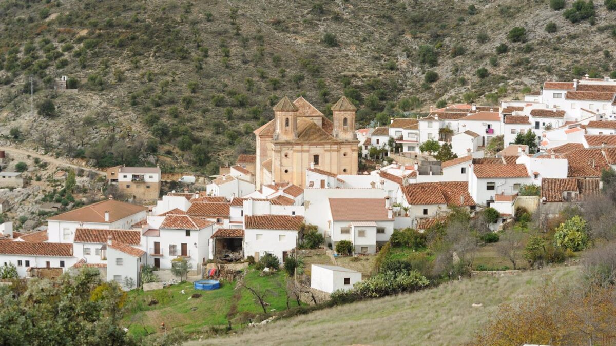 Diputación destina a Alpandeire 78.000 euros para mejorar el polideportivo municipal y arreglar un camino rural