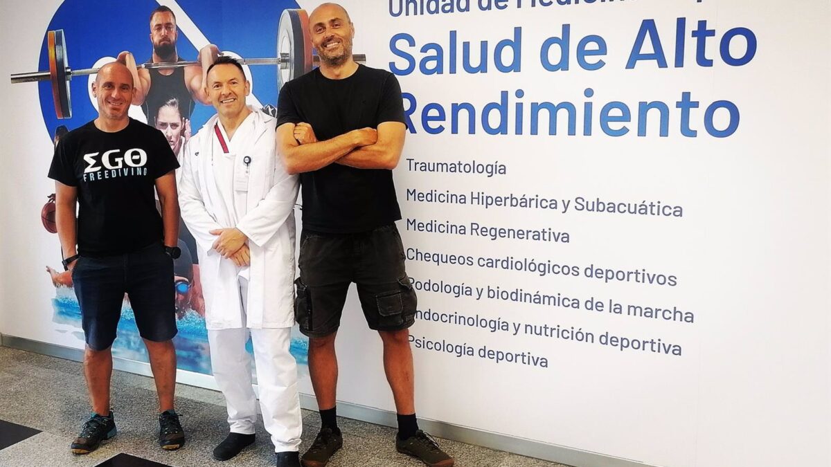 El apneista profesional y doble campeón del mundo, Miguel Lozano, visita Vithas Xanit Internacional