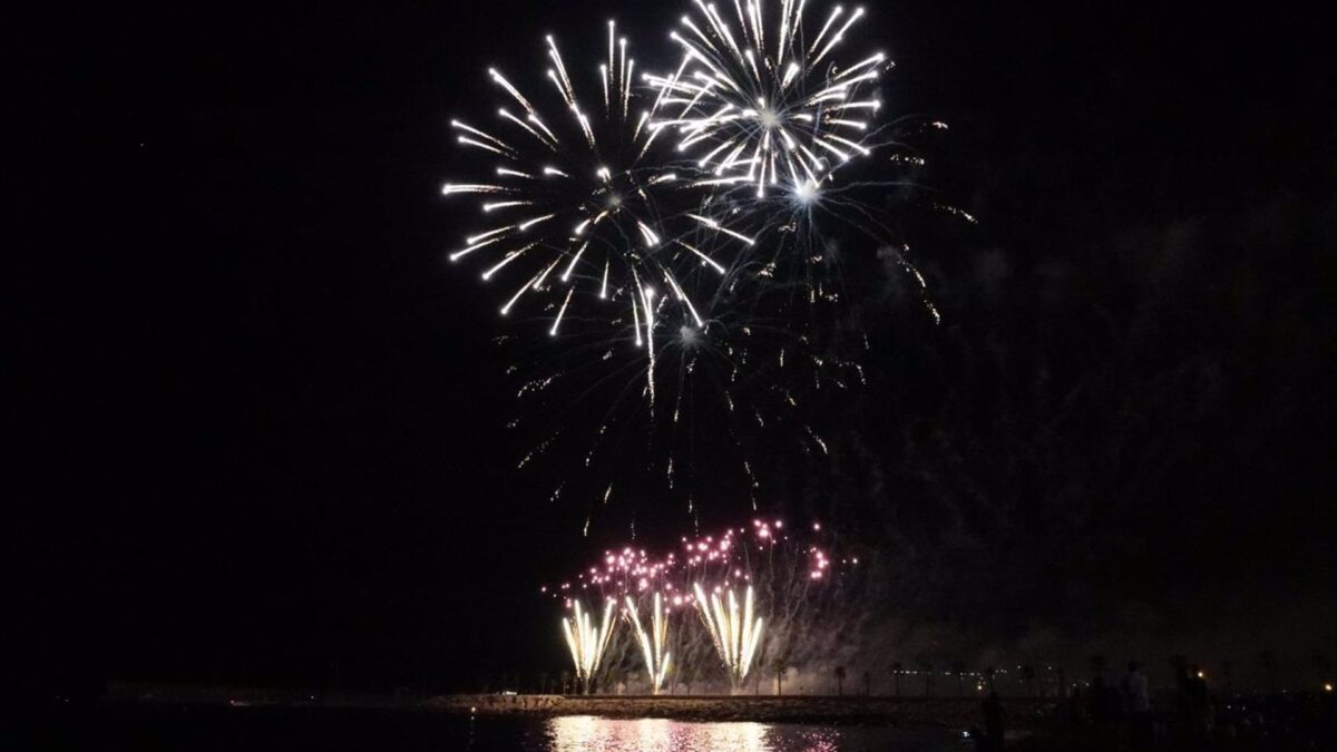 El espectáculo lumínico con 280 drones y los tradicionales fuegos artificiales dan la bienvenida a la Feria