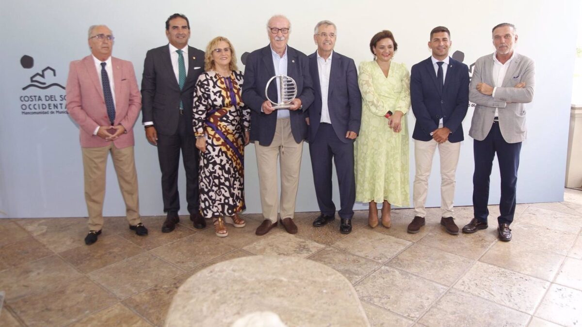 El exseleccionador de fútbol Vicente del Bosque recibe la Medalla de Honor de la Costa del Sol de Mancomunidad