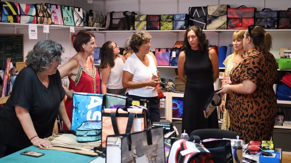 Loles López destaca la labor de HiloDoble para dar "una segunda oportunidad a quien más lo necesita"