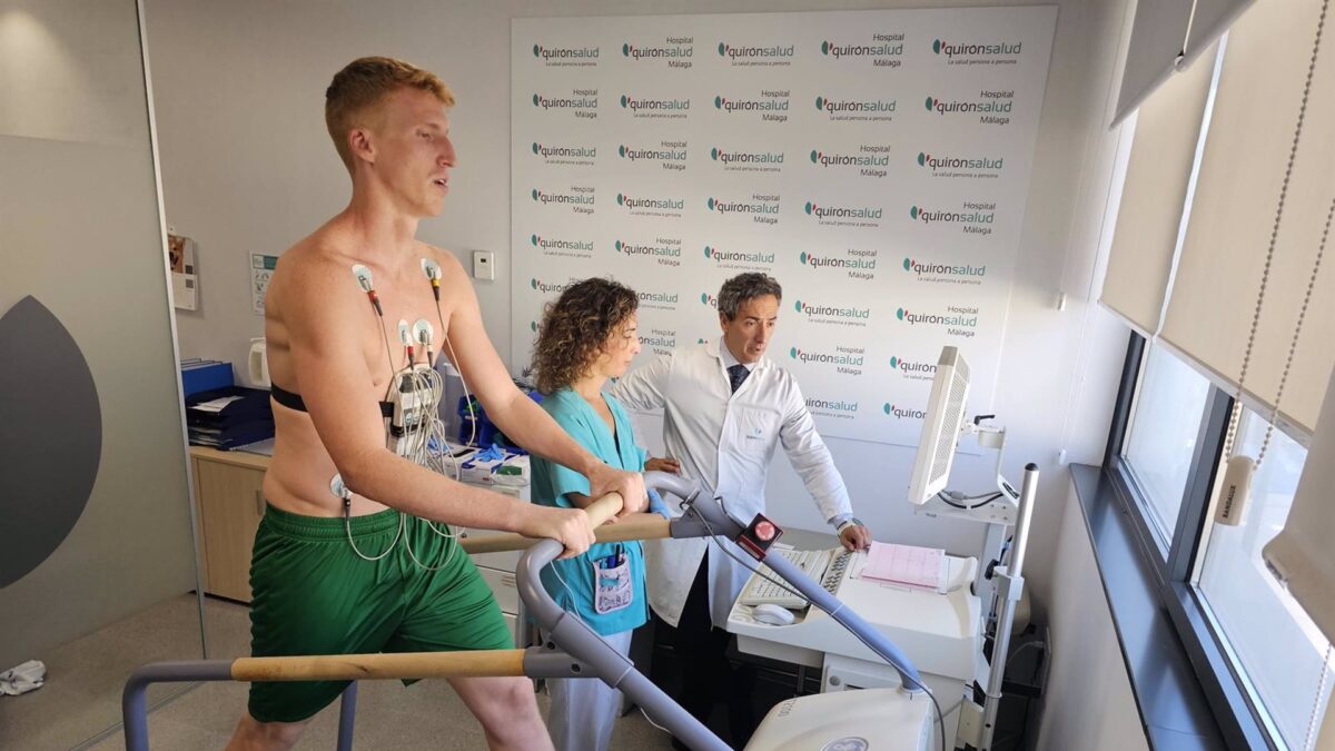 Los baloncestistas olímpicos Alberto Díaz y Melvin Ejim pasan reconocimiento médico en Quirónsalud Málaga