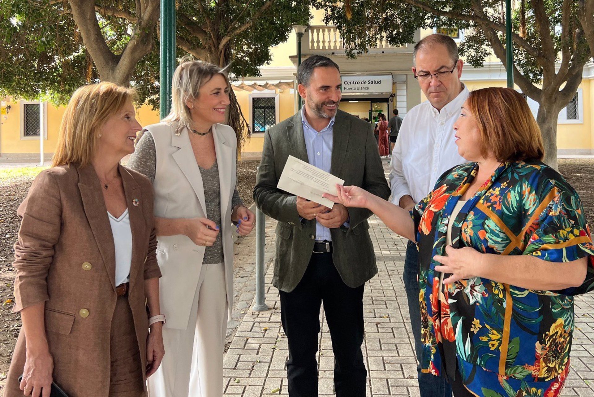 PSOE critica "receta" para sanidad de "seguir permitiendo que se desangre la pública para enriquecer a privada"